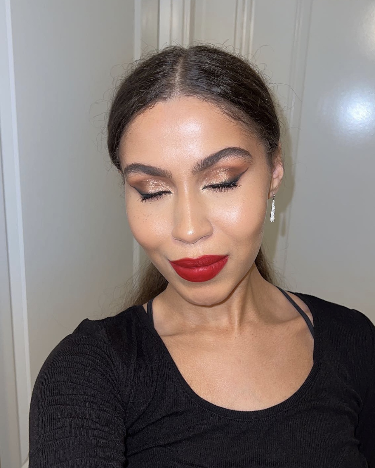 Holiday Glam: The Classic Red Lipstick – Christmas Makeup Tutorial